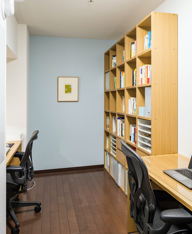 Réalisation d'un bureau nordique de taille moyenne avec un mur bleu, parquet foncé, aucune cheminée, un bureau indépendant, un plafond en papier peint et du papier peint.