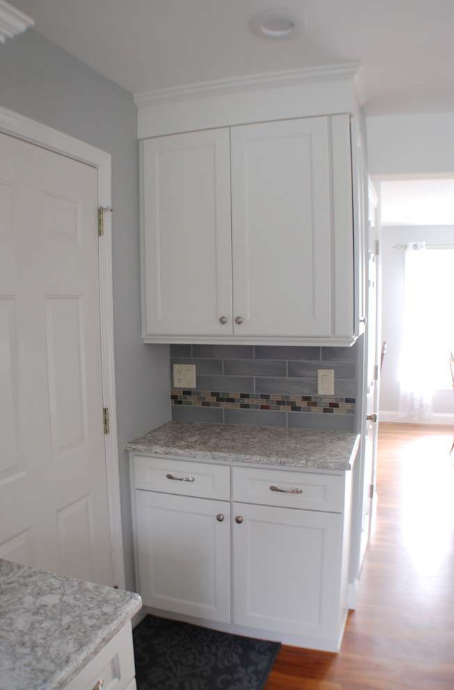 Transitional home design photo in Bridgeport