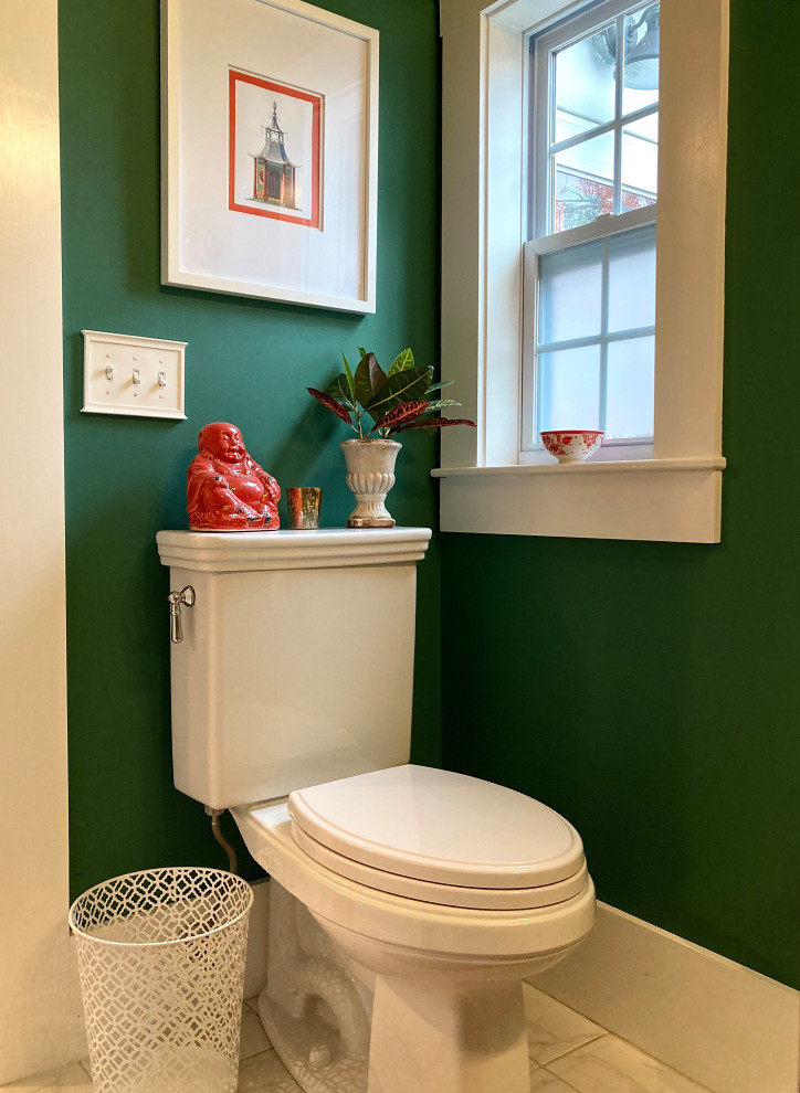 Ispirazione per un piccolo bagno di servizio chic con WC a due pezzi, pareti verdi, lavabo a colonna, pavimento bianco e pavimento in marmo