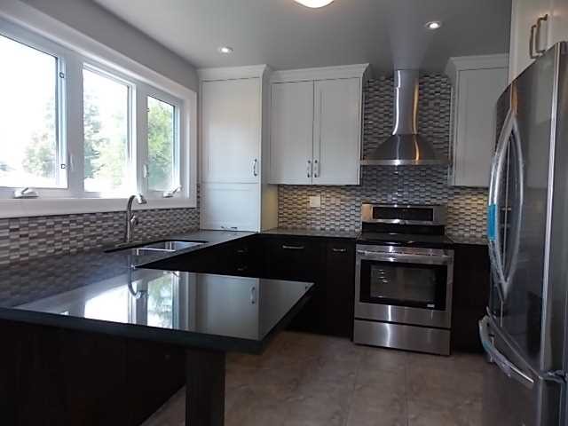 Kitchen - transitional kitchen idea in Toronto