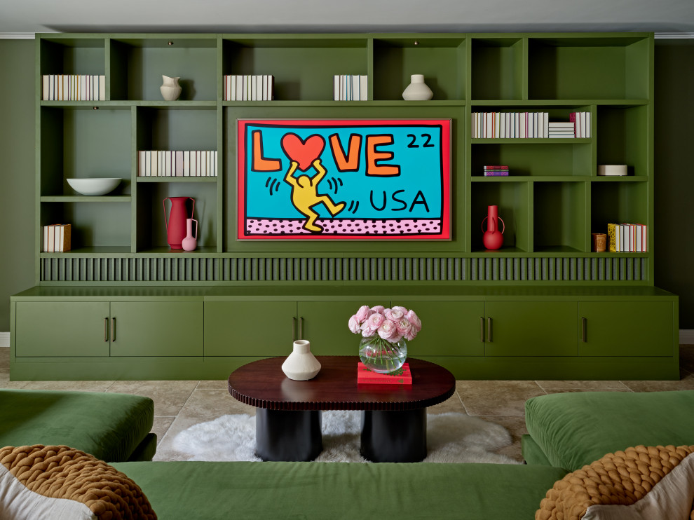 Großes Klassisches Wohnzimmer mit grüner Wandfarbe und Multimediawand in London