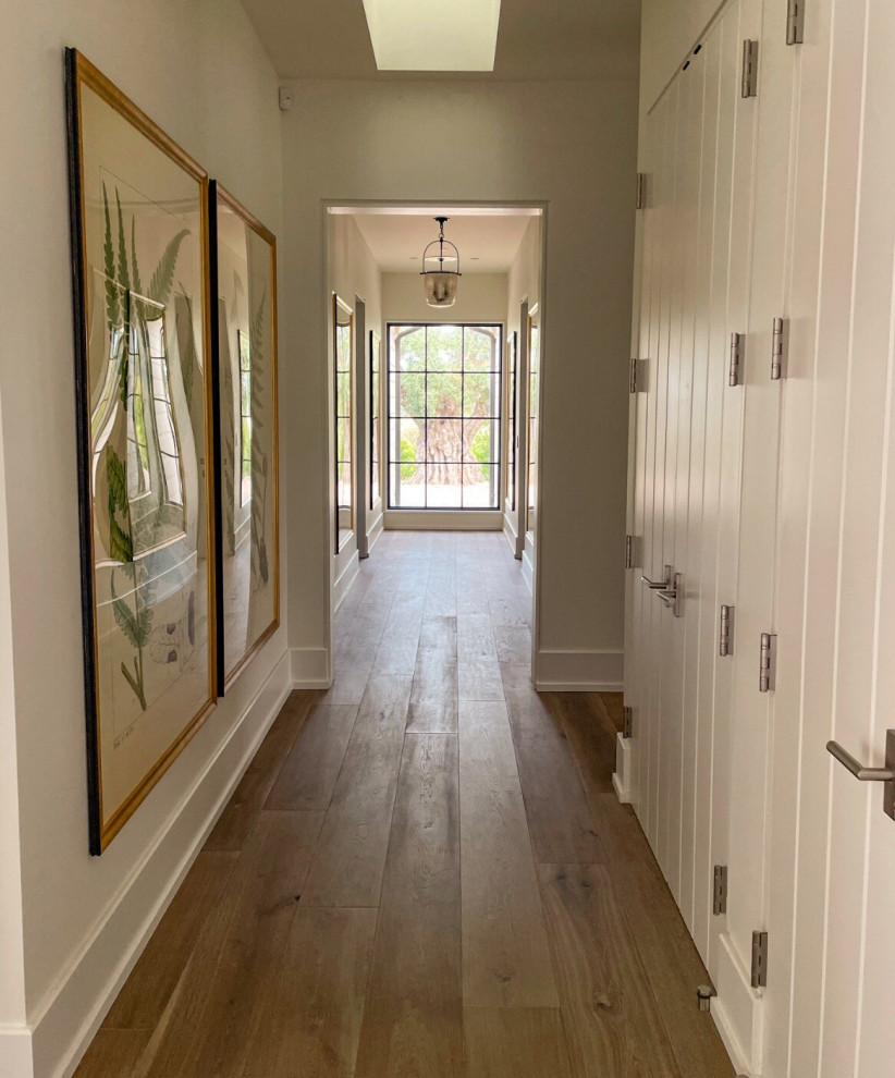 Photo of a large traditional hallway in Sacramento with white walls.