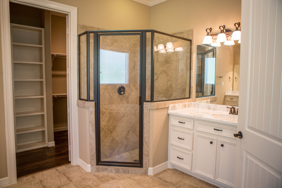 Example of a mountain style home design design in Houston