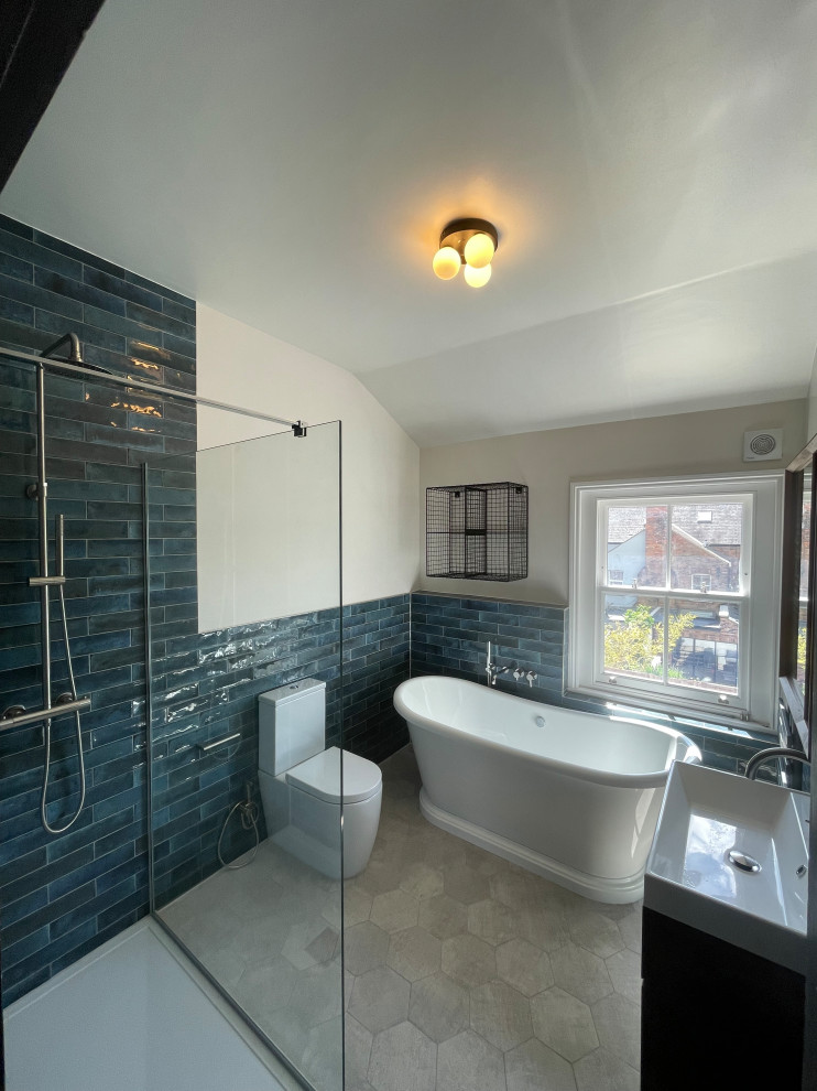Пример оригинального дизайна: большая ванная комната в современном стиле с отдельно стоящей ванной, открытым душем и открытым душем