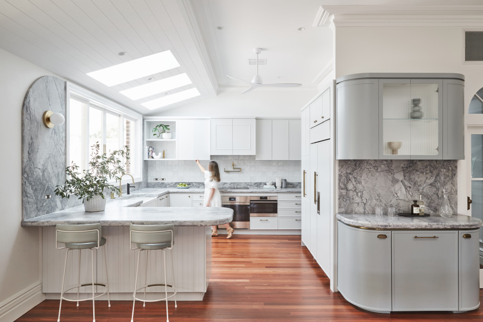 Источник вдохновения для домашнего уюта: кухня-гостиная в стиле неоклассика (современная классика) с фасадами в стиле шейкер и полуостровом