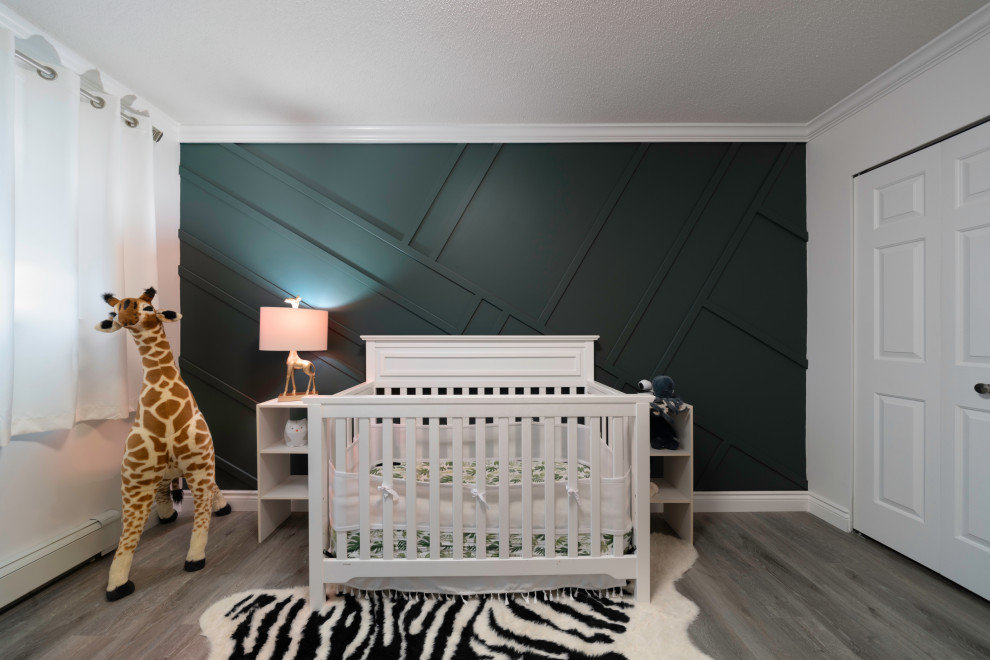 Cette photo montre une très grande chambre de bébé chic avec un mur blanc, un sol en bois brun, un sol gris et du lambris.
