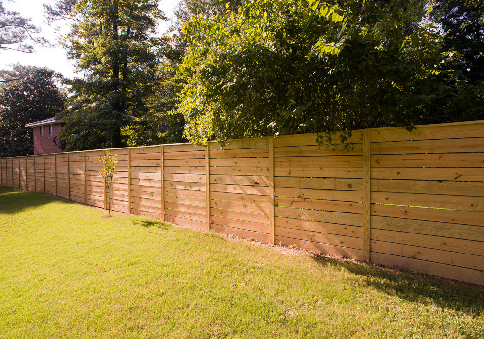 Ispirazione per un giardino tradizionale dietro casa con recinzione in legno