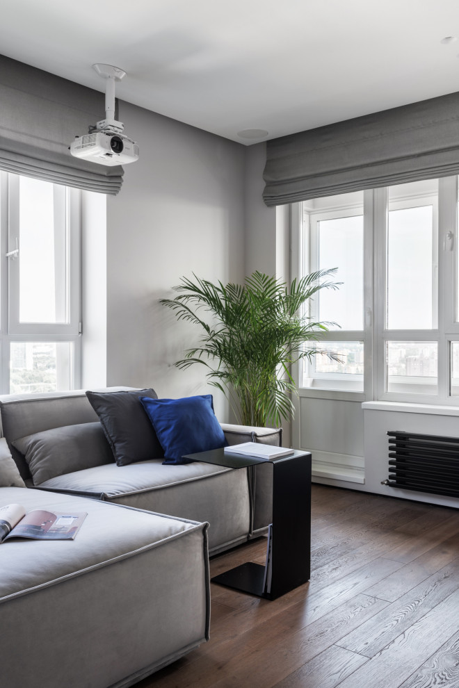 Idee per un soggiorno minimal di medie dimensioni e aperto con pareti bianche, pavimento in legno massello medio, parete attrezzata e pavimento marrone
