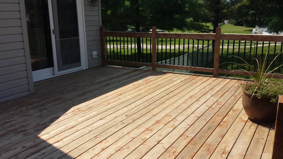 Photo of a traditional deck in Milwaukee.