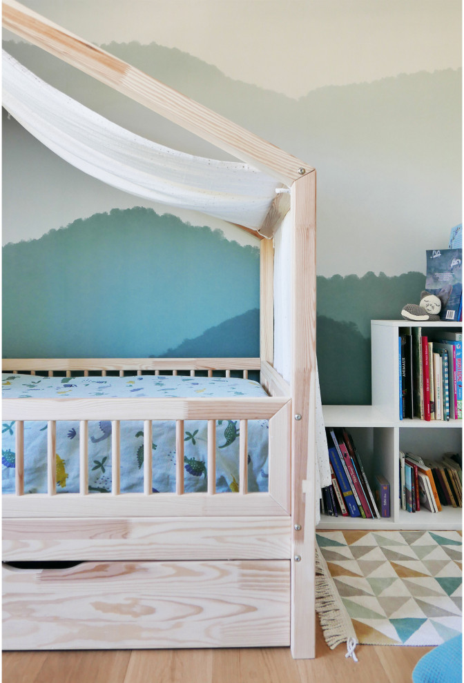 Cette image montre une chambre d'enfant de 4 à 10 ans rustique de taille moyenne avec un mur bleu, parquet clair, un sol marron et du papier peint.