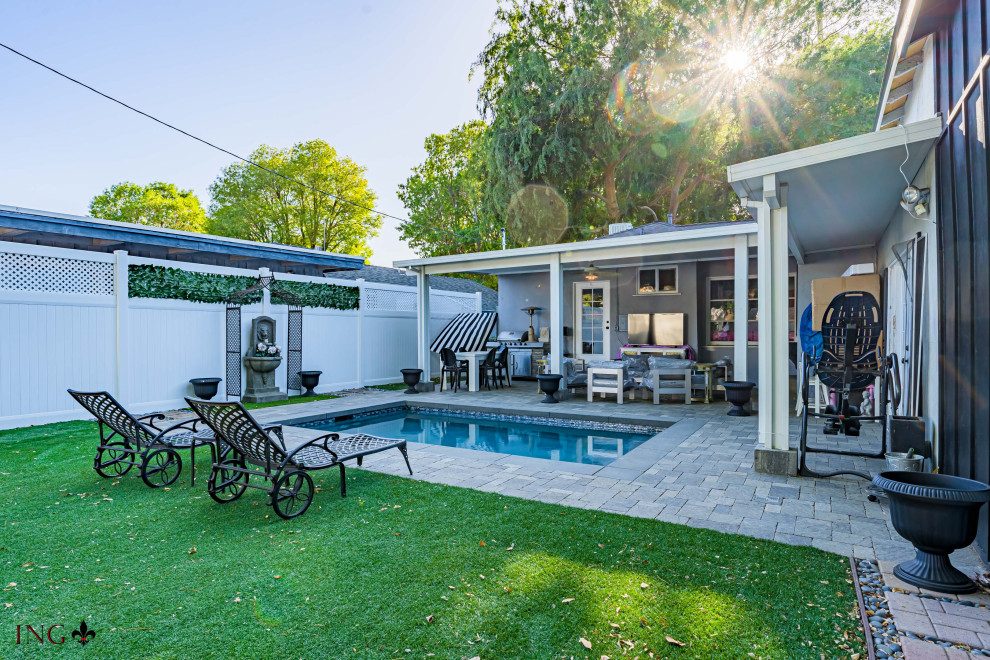 Mittelgroßer Moderner Schwimmteich hinter dem Haus in rechteckiger Form mit Pflastersteinen und Sichtschutz in Los Angeles