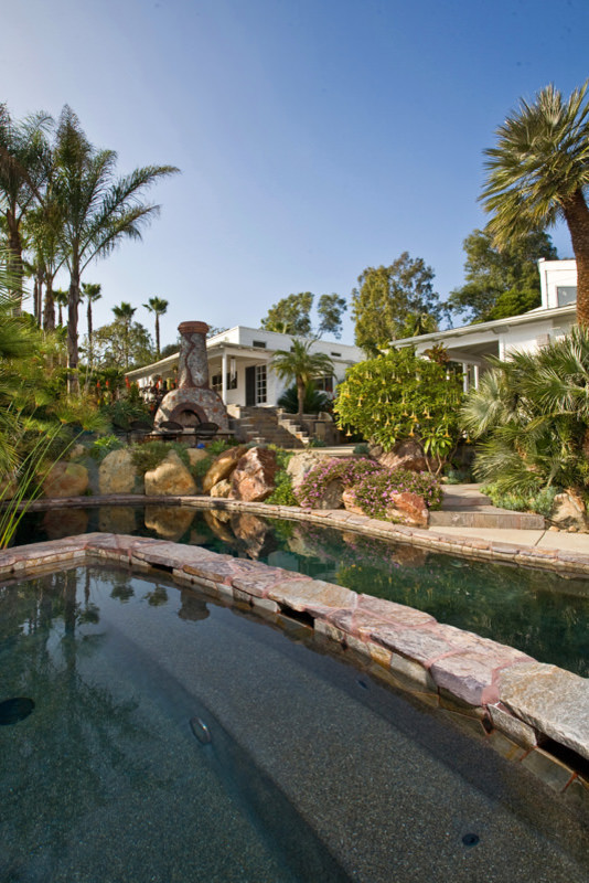 Example of an island style pool design in San Diego
