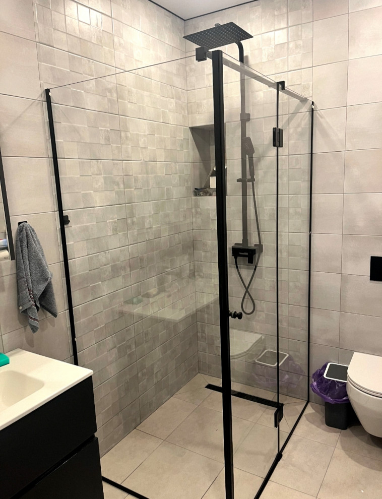 Душевое ограждение с распашной створкой