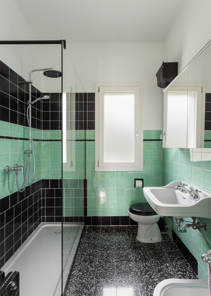 Idéer för att renovera ett mellanstort retro badrum med dusch, med en öppen dusch, en toalettstol med separat cisternkåpa, grön kakel, keramikplattor, vita väggar, cementgolv, ett väggmonterat handfat, svart golv och med dusch som är öppen