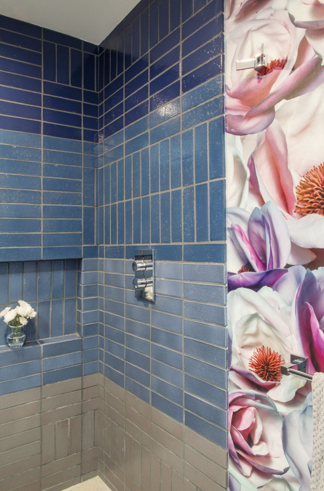 Пример оригинального дизайна: ванная комната среднего размера в стиле фьюжн с душевой комнатой и кирпичными стенами