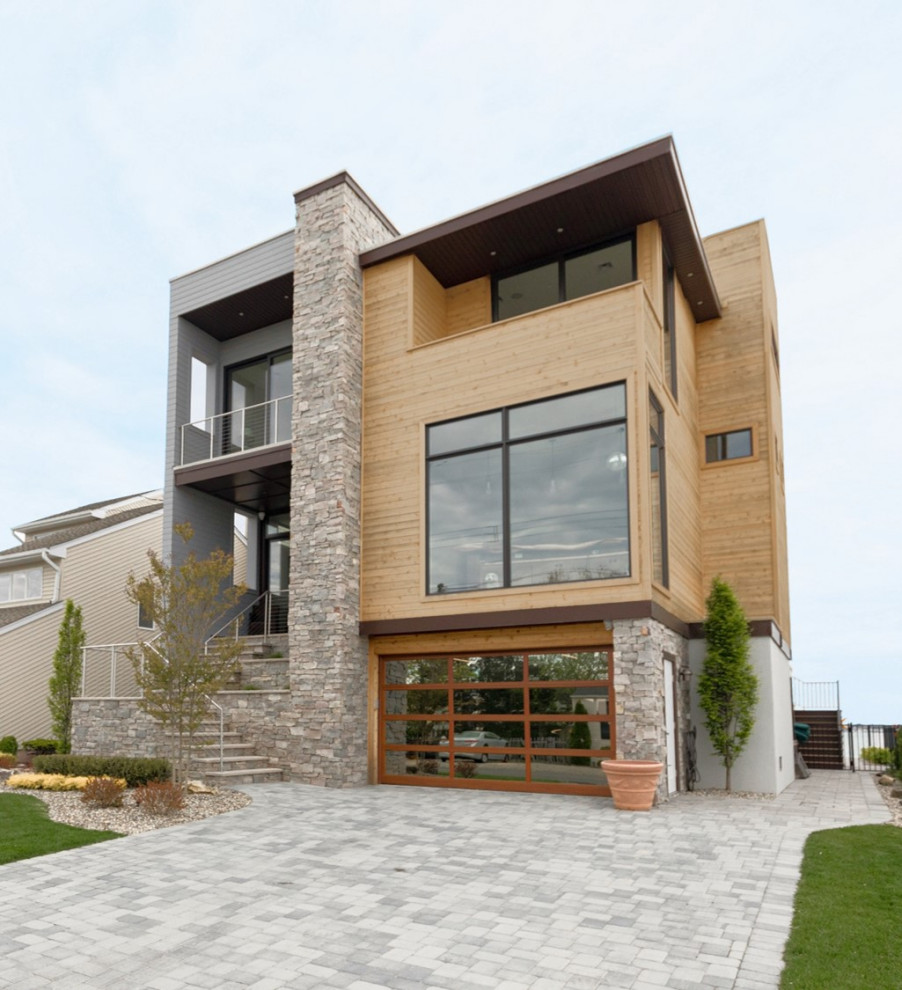 Идея дизайна: трехэтажный, разноцветный частный загородный дом среднего размера в современном стиле с комбинированной облицовкой, плоской крышей, коричневой крышей и отделкой планкеном