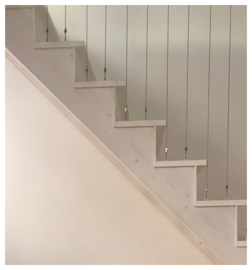 Gerade, Kleine Moderne Treppe mit gebeizten Holz-Treppenstufen, gebeizten Holz-Setzstufen und Drahtgeländer in Mailand