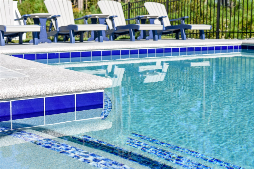 Foto di una piscina costiera personalizzata di medie dimensioni e dietro casa con piastrelle