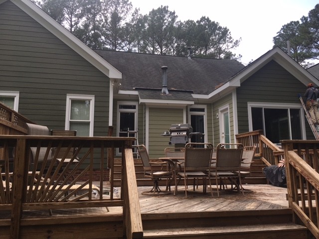 Transitional deck photo in Raleigh