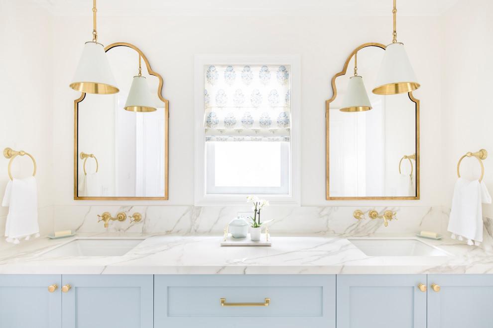 Foto di una piccola stanza da bagno stile marino con ante grigie, piastrelle bianche, piastrelle in ceramica, lavabo sottopiano, top bianco e un lavabo