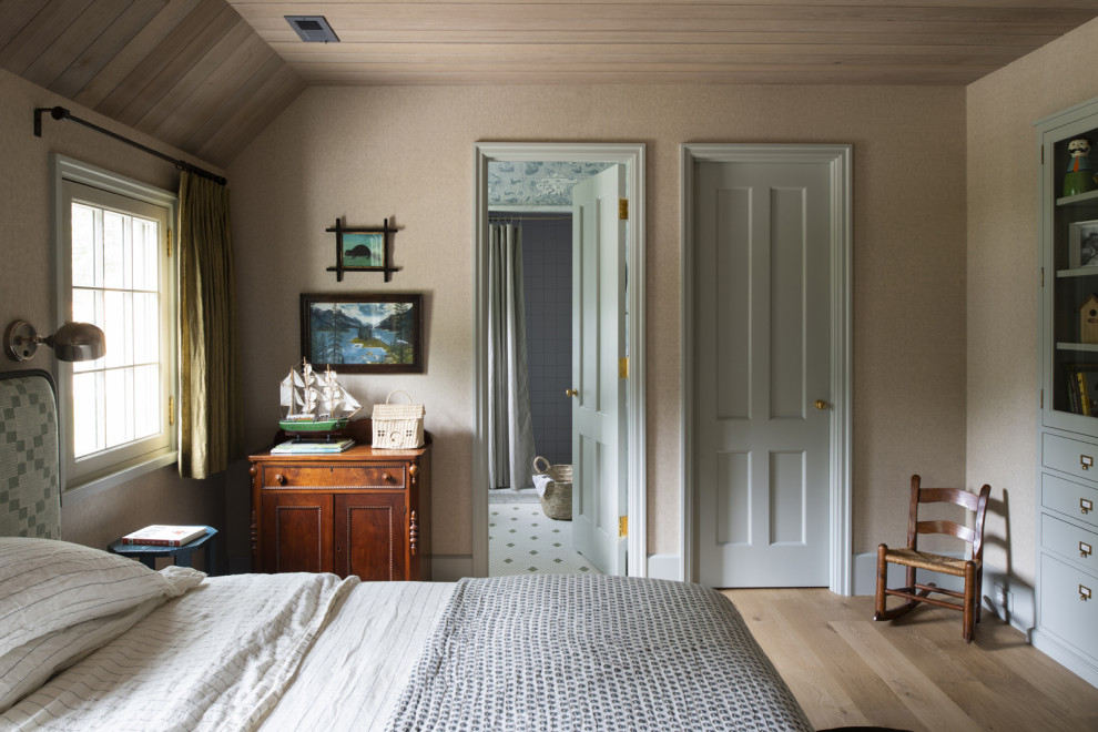 Schlafzimmer mit braunem Holzboden und Holzdecke in Minneapolis