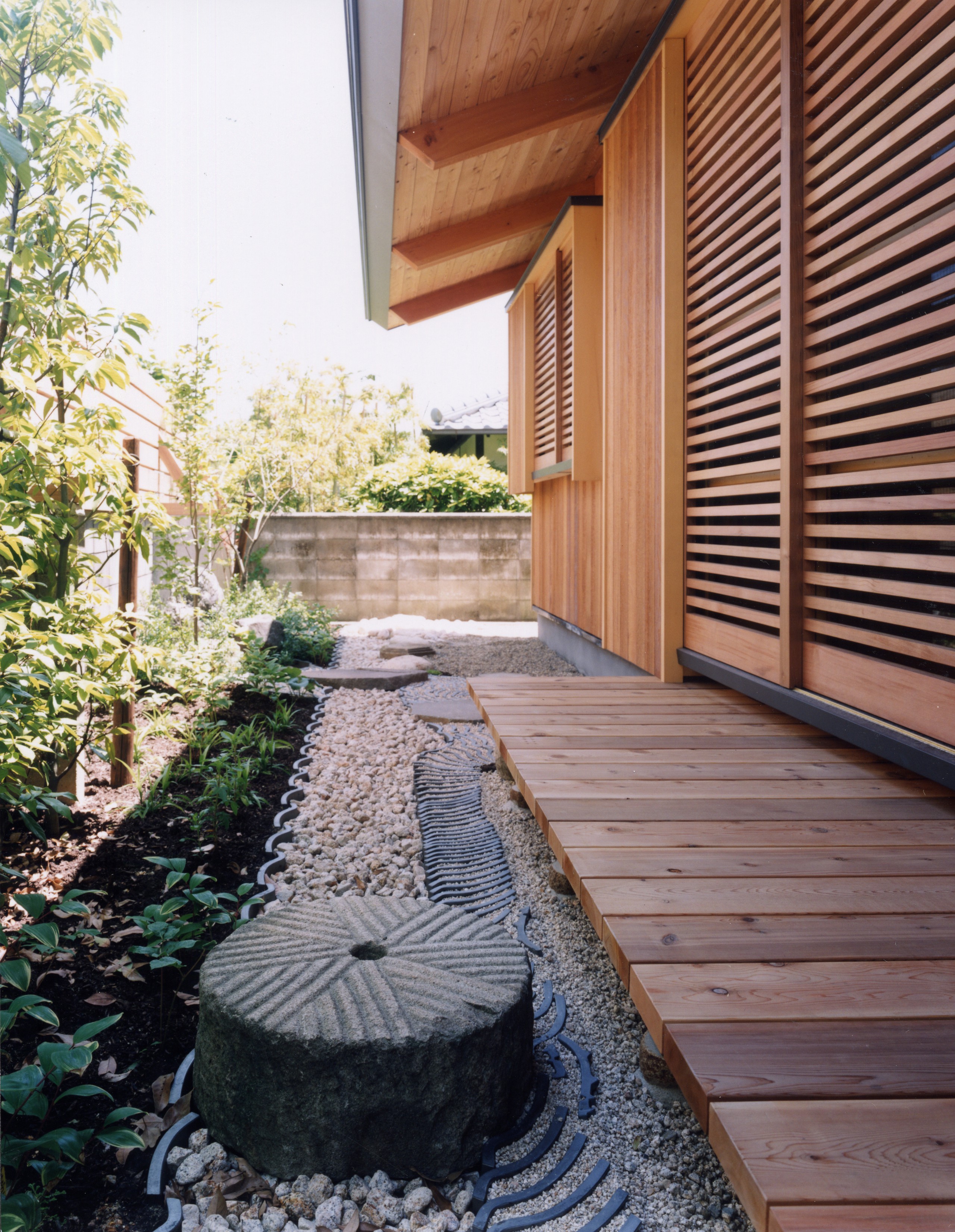 ブラウンの和風のおしゃれな庭の画像 75選 - 2026 年 5月 | Houzz (ハウズ)