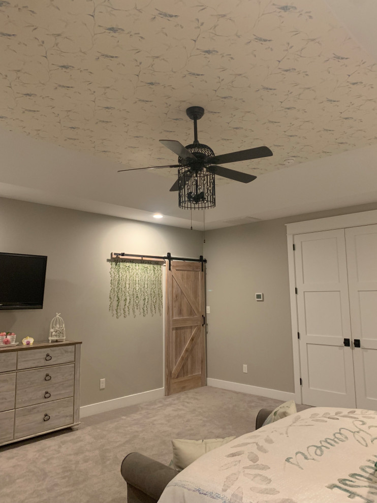 Diseño de habitación de invitados de estilo de casa de campo grande sin chimenea con paredes beige, moqueta, suelo gris, papel pintado y papel pintado