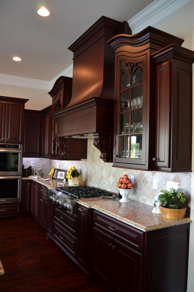 This is an example of a traditional kitchen in Jacksonville.