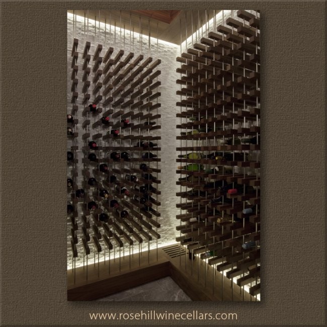 Idée de décoration pour une petite cave à vin minimaliste.