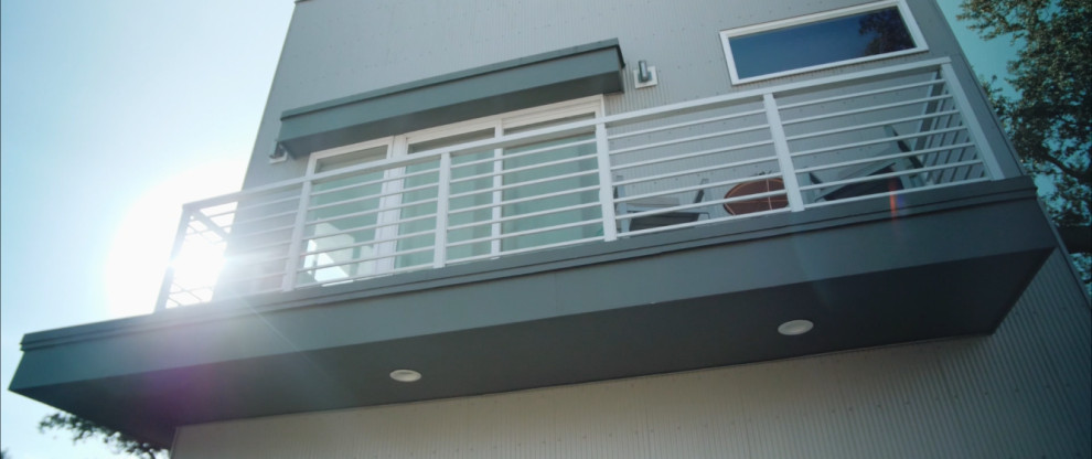 Foto de balcones minimalista de tamaño medio sin cubierta con barandilla de metal