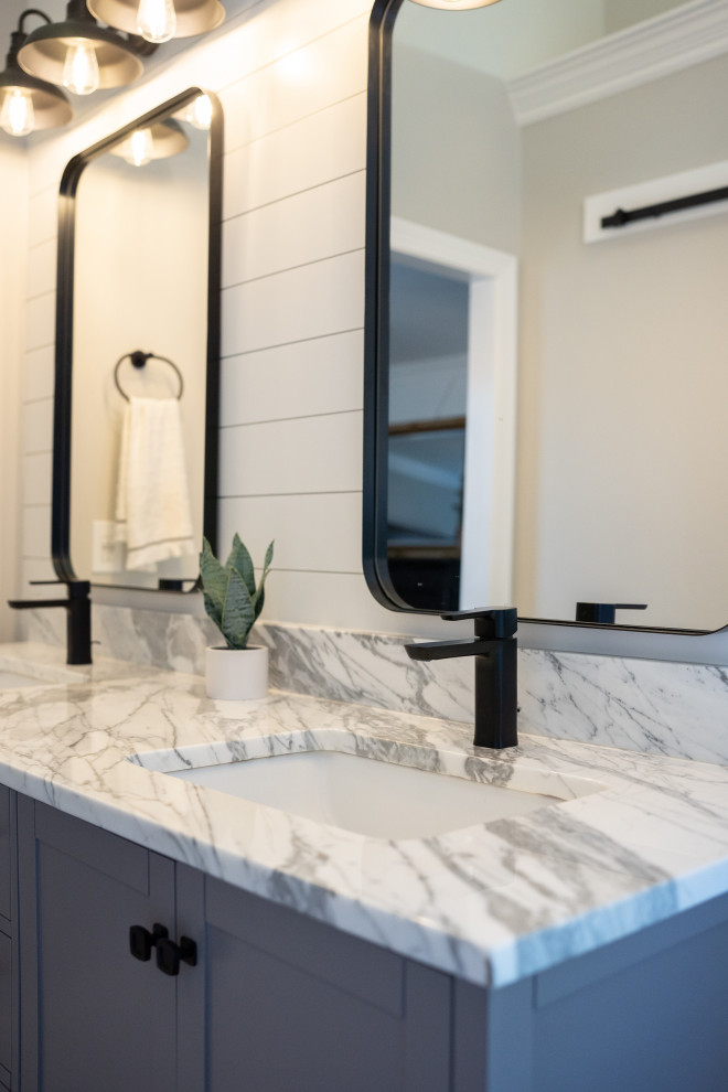 Idee per una stanza da bagno minimalista con vasca freestanding, lavabo da incasso, top in marmo, top bianco, due lavabi e mobile bagno incassato