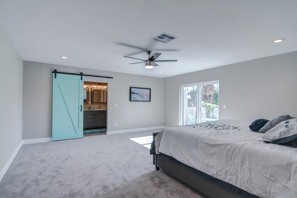 Transitional home design photo in Phoenix