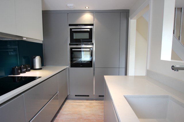 Pearl Grey and White Matt Kitchen contemporary-koek