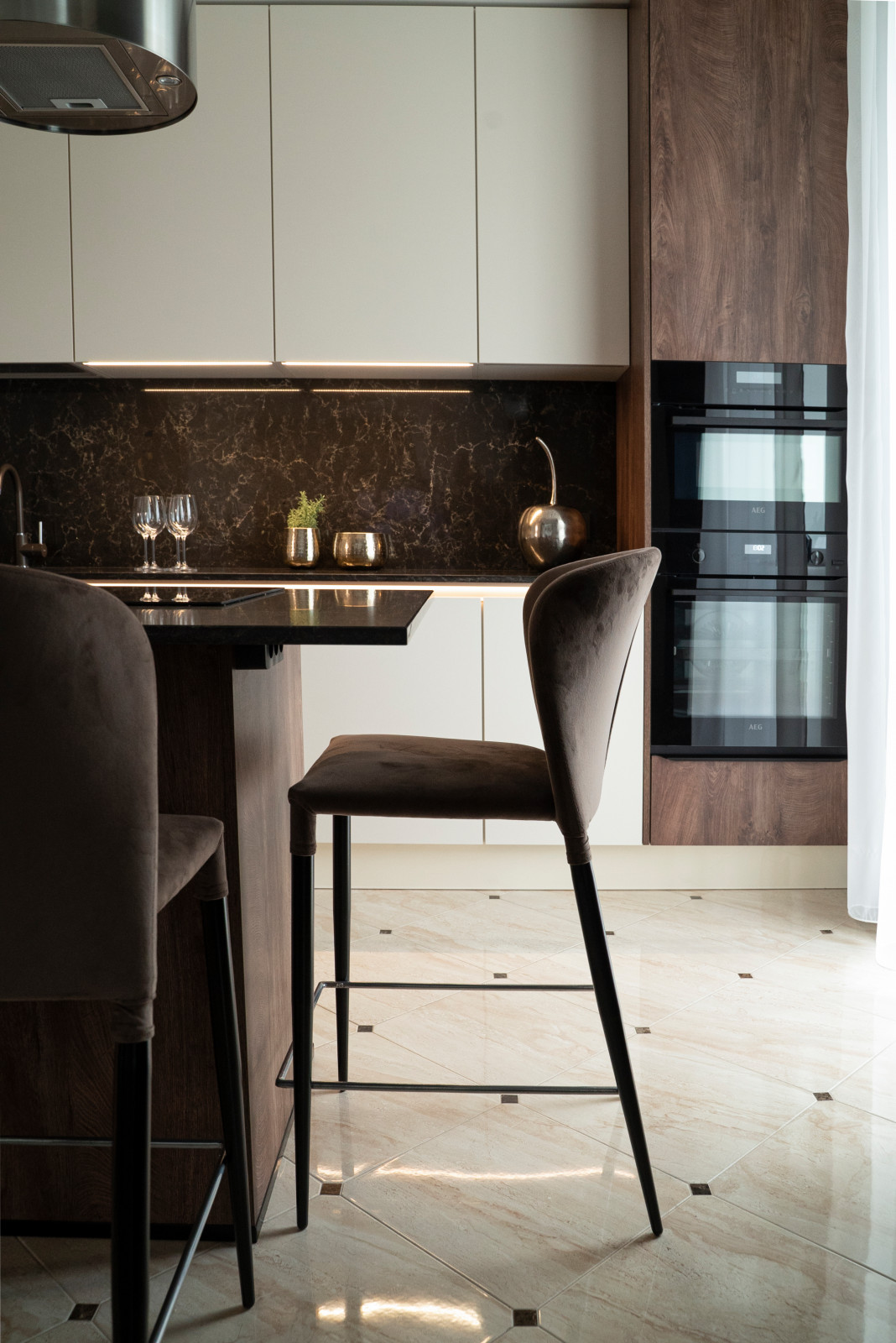 Кухня Burger  с островом в современном стиле