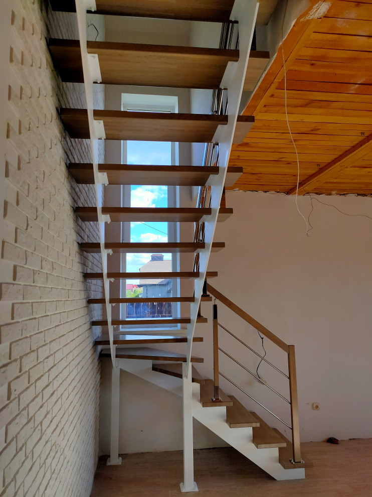 Лестница на "косоурах" с дубовыми ступенями