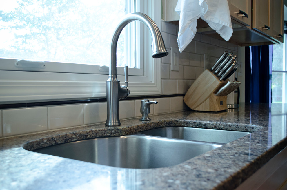 Eat-in kitchen - small transitional galley laminate floor and red floor eat-in kitchen idea in Chicago with an undermount sink, shaker cabinets, light wood cabinets, quartz countertops, white backsplash, subway tile backsplash, stainless steel appliances and no island