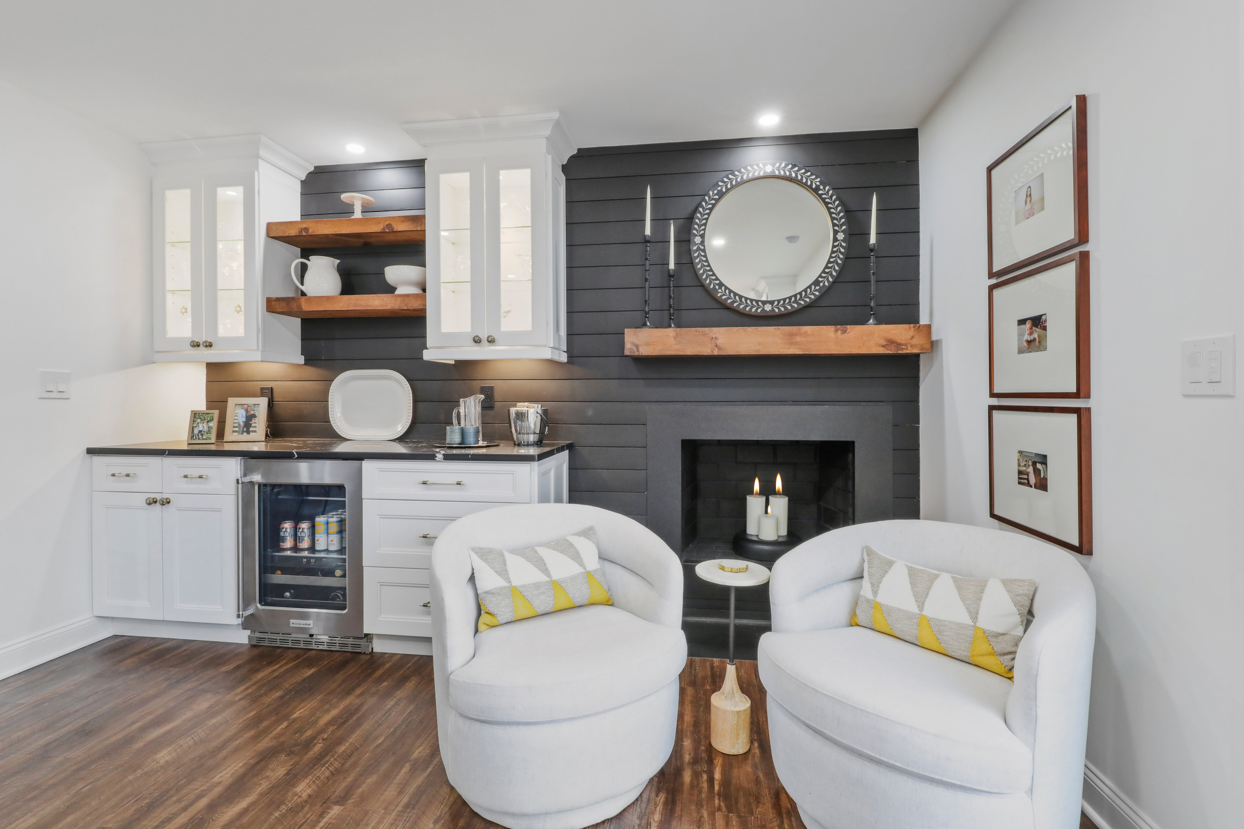 Transitional home bar photo in New York