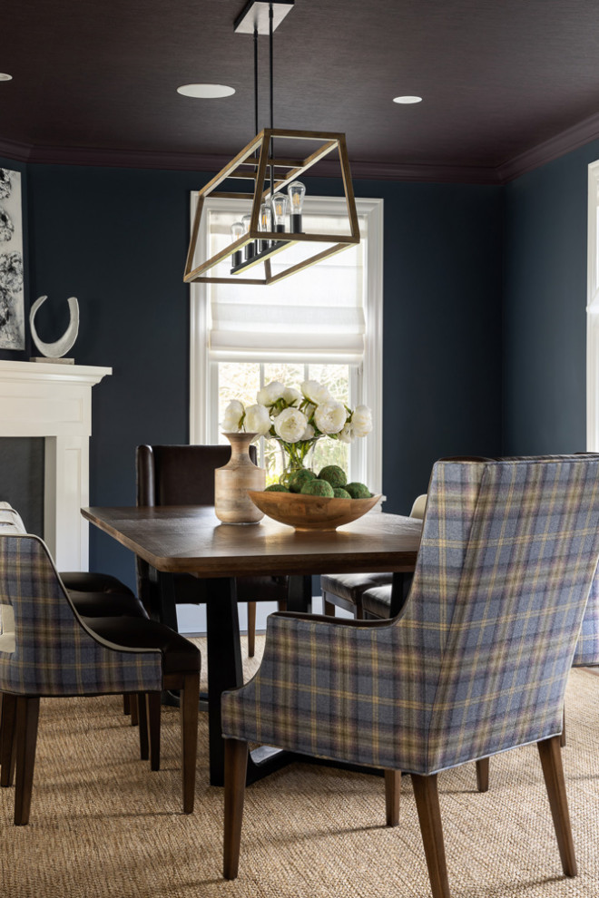 Стильный дизайн: отдельная столовая среднего размера в стиле неоклассика (современная классика) с синими стенами, ковровым покрытием и стандартным камином - последний тренд
