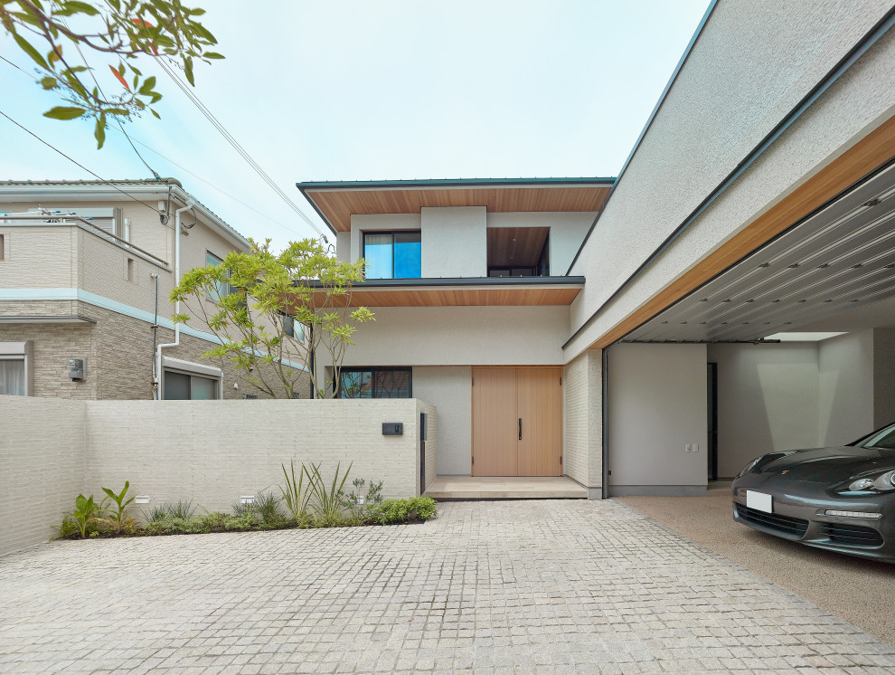 Foto de fachada de casa beige y gris asiática grande de dos plantas