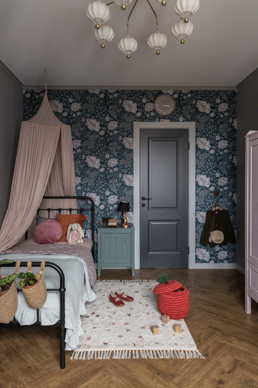 Комната дочери. Акцентная стена с обоями Sandberg Ava Dark Blue