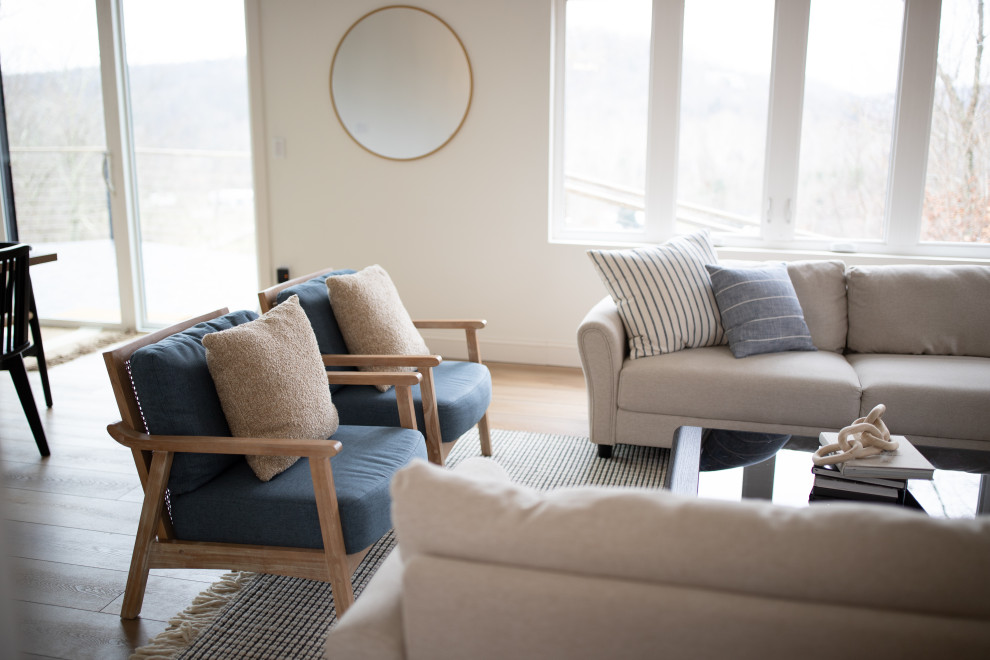Foto di un soggiorno moderno di medie dimensioni con pavimento in vinile, pavimento beige e soffitto a volta