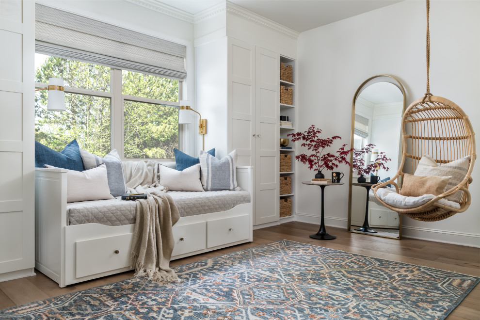 Mittelgroßes Klassisches Gästezimmer mit weißer Wandfarbe, hellem Holzboden und braunem Boden in Atlanta