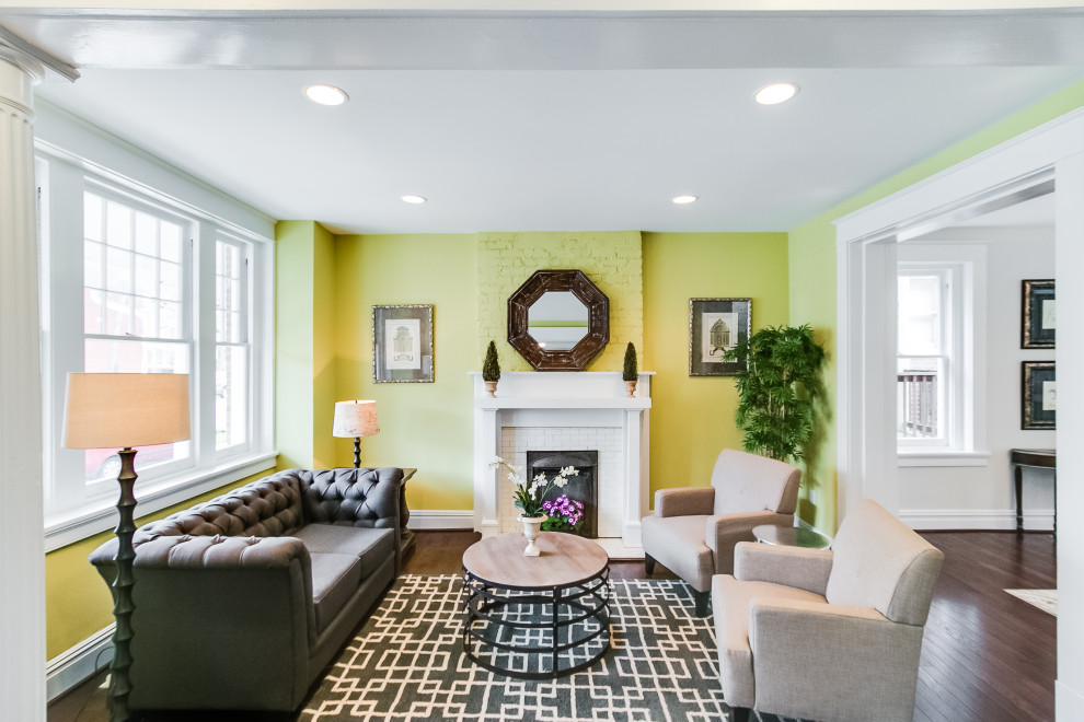 Immagine di un soggiorno tradizionale di medie dimensioni con pareti blu, parquet scuro e pavimento marrone