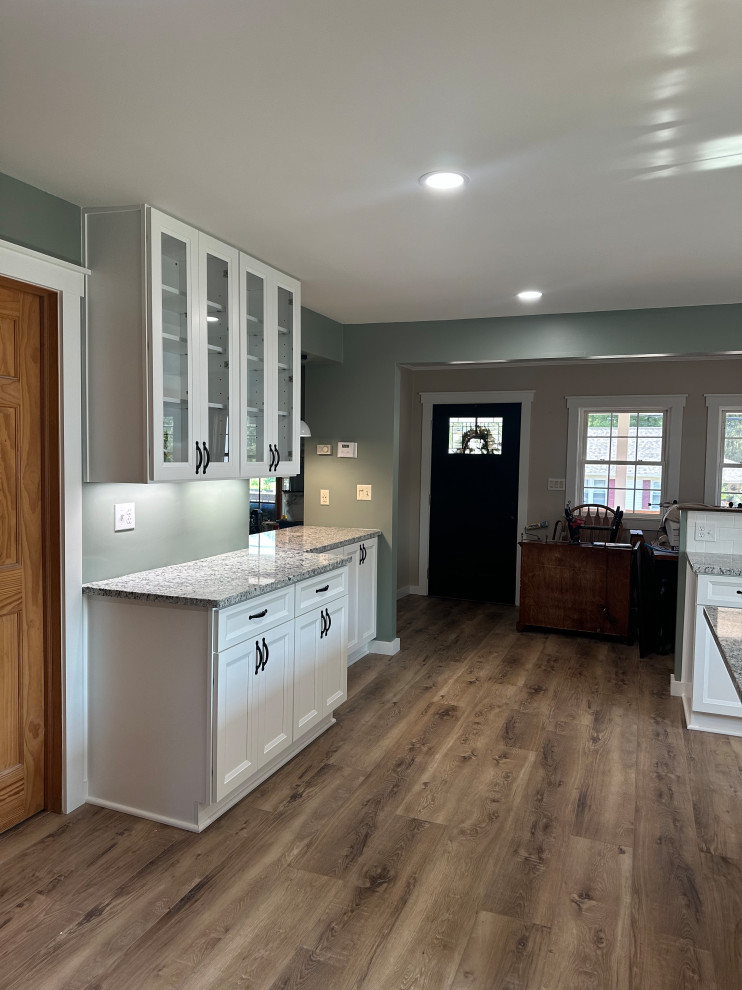 A brand new kitchen with USCD cabinetry, beautiful granite countertops and Cali 