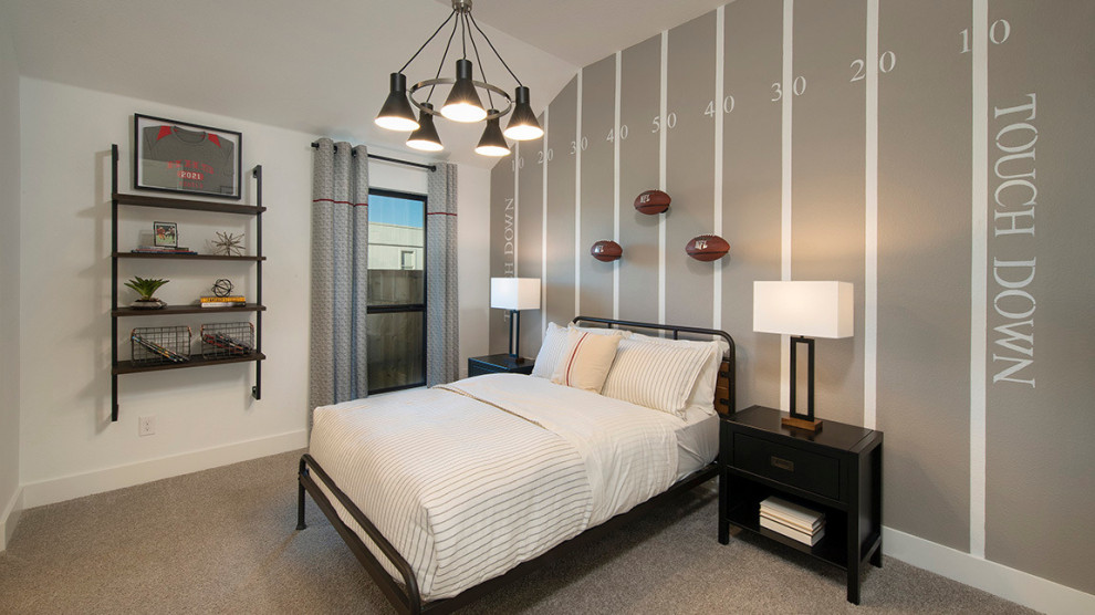 Idee per una camera da letto con pareti multicolore, moquette, pavimento beige e soffitto a volta