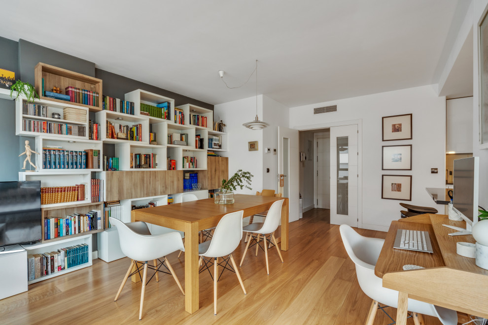 Idée de décoration pour une salle à manger ouverte sur le salon nordique de taille moyenne avec un mur gris, parquet clair et un sol beige.