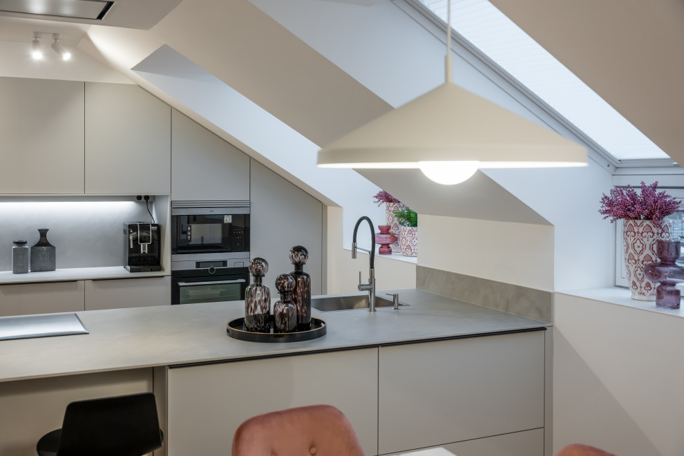Atico "capricho" con algunos muebles de familia.