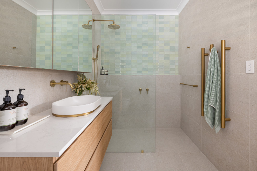 Exempel på ett mellanstort modernt vit vitt en-suite badrum, med släta luckor, skåp i ljust trä, en öppen dusch, beige kakel, porslinskakel, bänkskiva i kvarts och med dusch som är öppen