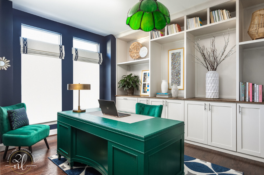 Immagine di un ufficio di medie dimensioni con pareti blu, parquet scuro, nessun camino, scrivania autoportante e pavimento marrone