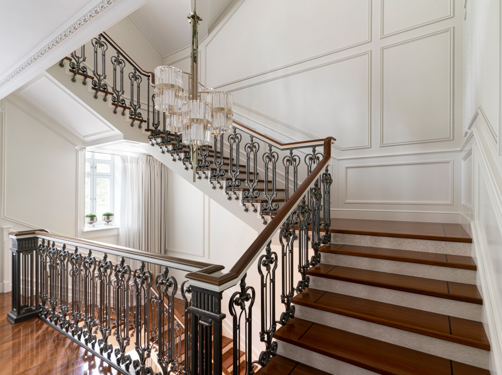 Лесничное ограждение в большом доме